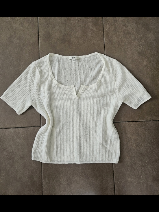 Uniqlo Tops - Light Summery Scoop Neck Top